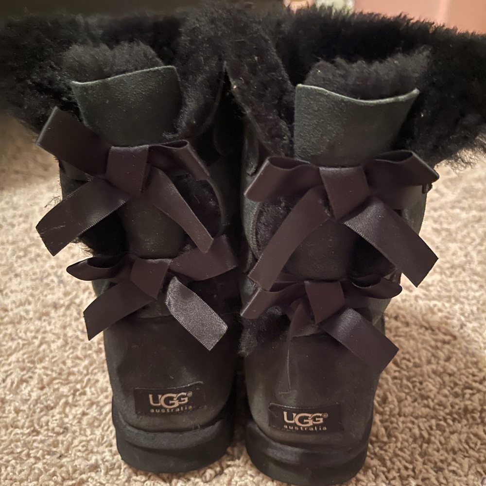 New Gently Used UGG Bow Back Boots